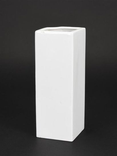 null Pierre CARDIN (Né en 1922) 
Vase de forme géométrique en céramique émaillée...