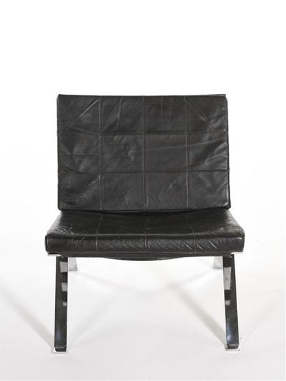 null TRAVAIL 1960
Paire de fauteuils à structure en métal chromé et garni de mousse...