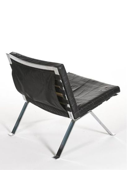 null TRAVAIL 1960
Paire de fauteuils à structure en métal chromé et garni de mousse...