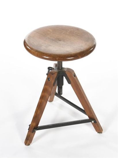 null TRAVAIL 1950
Tabouret d'atelier à piètement tripode en bois massif reliés entre...