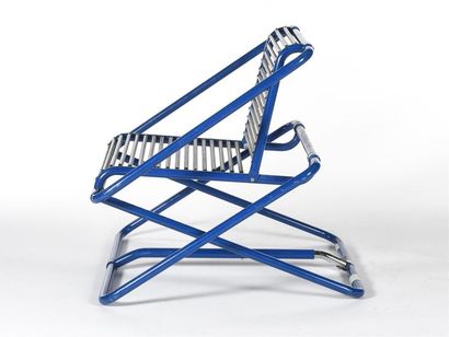 null RON ARAD (1951)
Rare fauteuil dit Rocking Chair à structure en métal laqué bleu,...