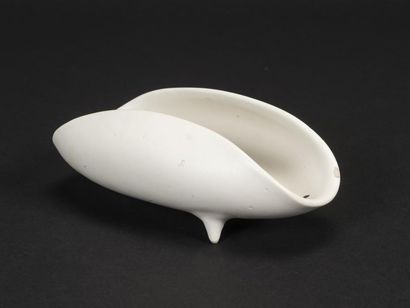 null Roger CAPRON (1922-2006)
Coupe tripode en céramique émaillée blanche à décor...