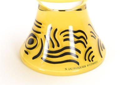 null Nathalie Du PASQUIER (Née en 1957) 
Vase en verre de couleur jaune à décor d'une...