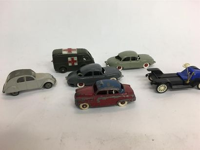 null Dinky toys: SIMCA ARONDE,taxi, ambulanbce militaire frnaçaise
Norev: DYNA PANHARD,...