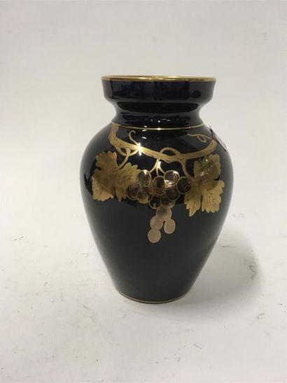 null SAINTE RADEGONDE, vase en porcelaine bleu de four décor doré 
H: 24 cm