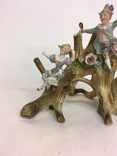 null pique fleur en porcelaine, Pierrot et Colombine assis sur un arbre
19ème siècle
(petit...