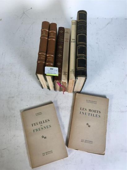 null Un ensemble de 8 volumes de littérature diverses reliés et brochés.