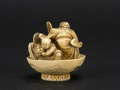 null JAPON, Netsuké en ivoire sculpté de quatre personnages dans un bol.
Signé dansun...