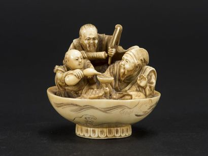 null JAPON, Netsuké en ivoire sculpté de quatre personnages dans un bol.
Signé dansun...