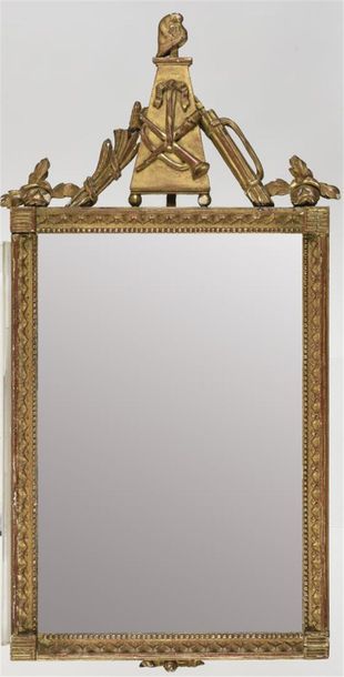 null Rare miroir à fronton en bois doré à décor de bonnet phrygien
Epoque révolutionnaire
90...