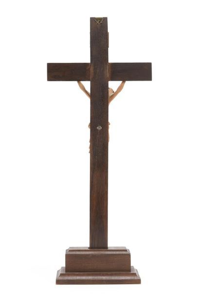 null Christ en ivoire finement sculpté dans un cadre ovale, joint un crucifix en...