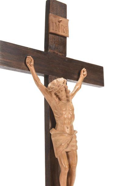 null Christ en ivoire finement sculpté dans un cadre ovale, joint un crucifix en...