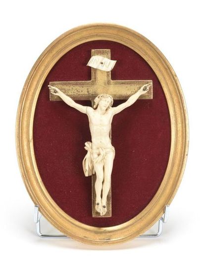 null Christ en ivoire finement sculpté dans un cadre ovale, joint un crucifix en...