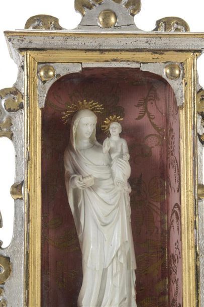 null Vierge à l'Enfant en ivoire, finement sculpté sur un piedestal en bois sculpté...
