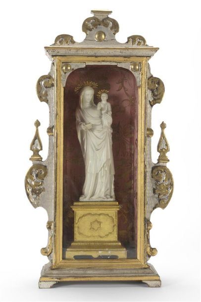 null Vierge à l'Enfant en ivoire, finement sculpté sur un piedestal en bois sculpté...