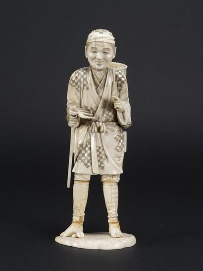 null JAPON deux okimonos couple en ivoire sculpté et gravé
Ere MEIJI. H : 24 cm