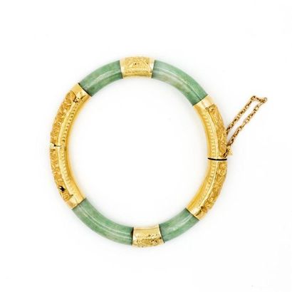 null Bracelet jonc ouvrant en or jaune (750) 18K et jade. Chaîne de sécurité. Or...
