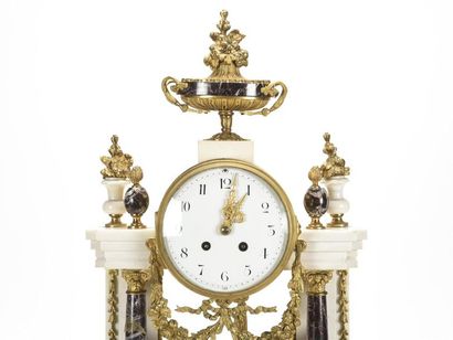 null Pendule portique en marbre blanc et marbre veiné et bonze doré
Style Louis XVI...