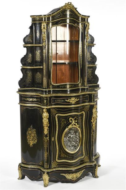 null Meuble vitrine, galbé toutes faces, en bois noirci à décor de marqueterie de...