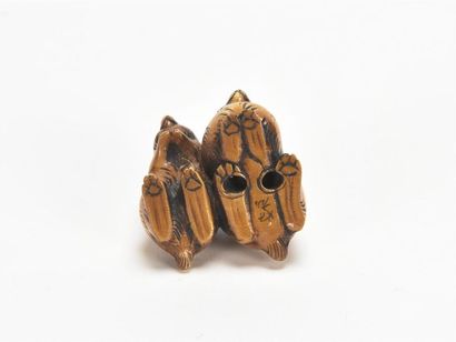 null JAPON, Deux lièvres, netsuké en ivoire
Ere Meiji
H : 3 - L : 3, 8 cm