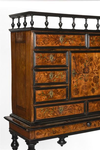 null Cabinet rectangulaire en bois naturel marqueté et teinté, il ouvre par dix tiroirs...