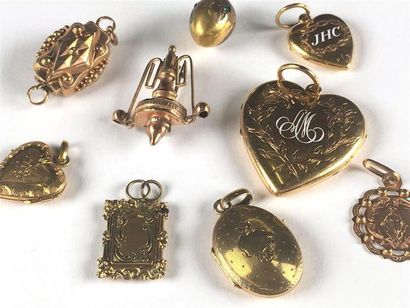 null Lot de bijoux en or jaune (750) 18K : 3 pendentifs coeurs porte photos, 2 pendentifs...