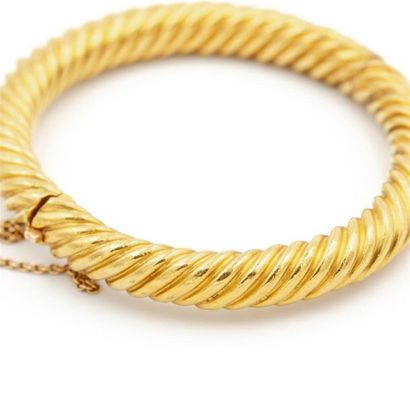 null Bracelet jonc rigide ouvrant en or jaune (750) 18K torsadé. Chaîne de sécurité....