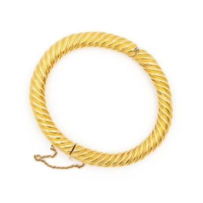 null Bracelet jonc rigide ouvrant en or jaune (750) 18K torsadé. Chaîne de sécurité....