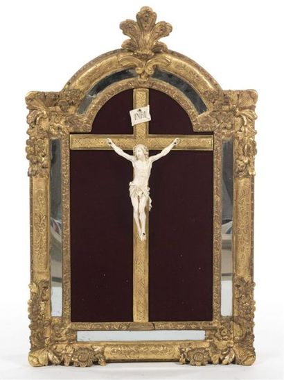 null Crucifix avec Christ en ivoire très finement sculpté tête penchée sur la droite,...