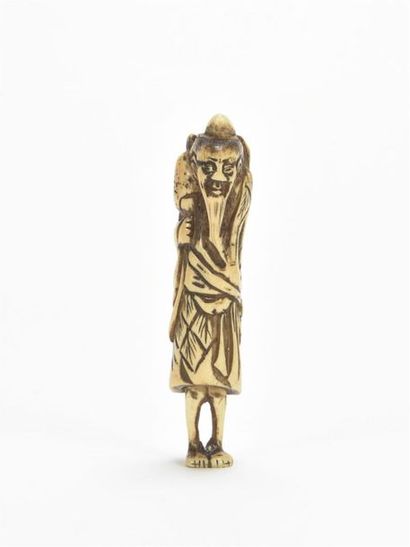 null JAPON, netsuke figurant un moine debout en os sculpté
Ere Meiji
H : 8 cm