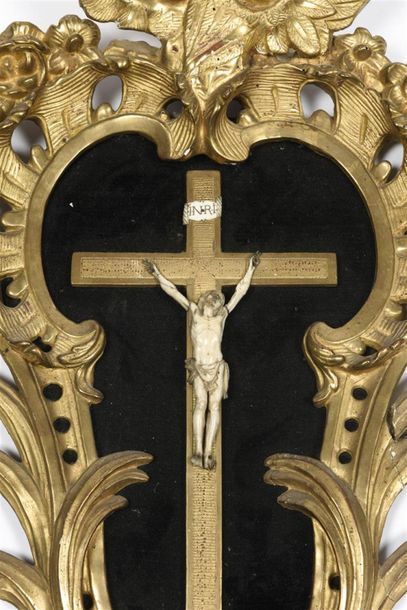 null Christ en os sculpté dans un cadre ajouré surmonté de deux têtes de putti 
18ème...