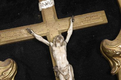 null Christ en os sculpté dans un cadre ajouré surmonté de deux têtes de putti 
18ème...