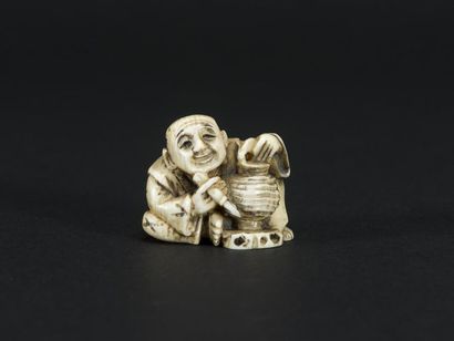 null JAPON, Netsuke, Homme assis en ivoire sculpté
19ème siècle Ere MEIJI
L. 3.4...