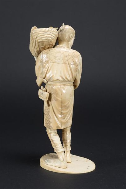 null JAPON, okimono en ivoire finement sculpté
Homme debout le pêcheur et son panier
Ere...