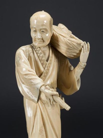 null JAPON, okimono en ivoire finement sculpté
Homme debout le pêcheur et son panier
Ere...