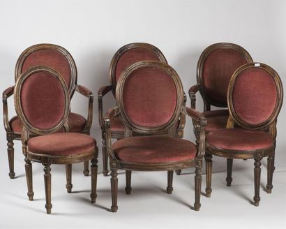 null Suite de quatre fauteuils châssis en bois naturel anciennement laqué 
Travail...