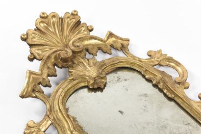 null Paire de miroirs en stuc doré orné d'une gerbe de plume à l'amortissement
19ème...