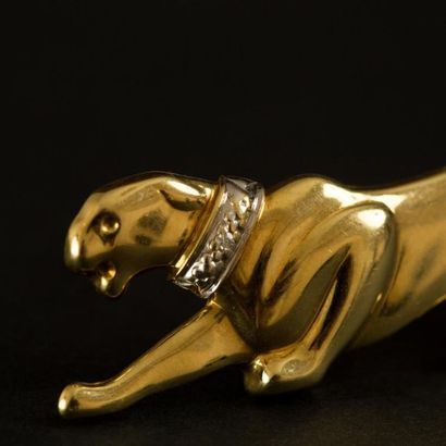 null Broche en or jaune (750) 18K figurant une panthère au collier en or blanc (750)...