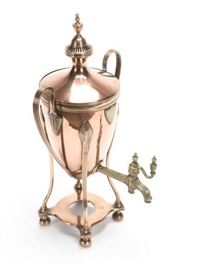null Fontaine à thé en cuivre et laiton travail anglais, Londres
19ème siècle
H :...
