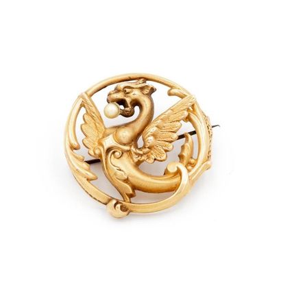 null Broche en or jaune (750) 18K à motif d'un dragon avec une perle dans la gueule....