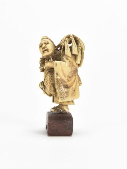 null JAPON, Petit okimono en ivoire sculpté, vieil homme debout portant un fardeau,...