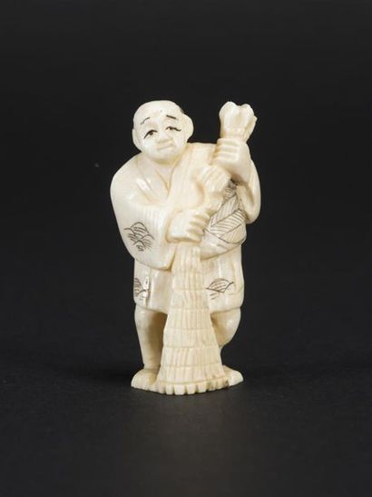 null JAPON, petit inro, homme debout en ivoire sculpté
Vers 1880 
H. 5 cm 