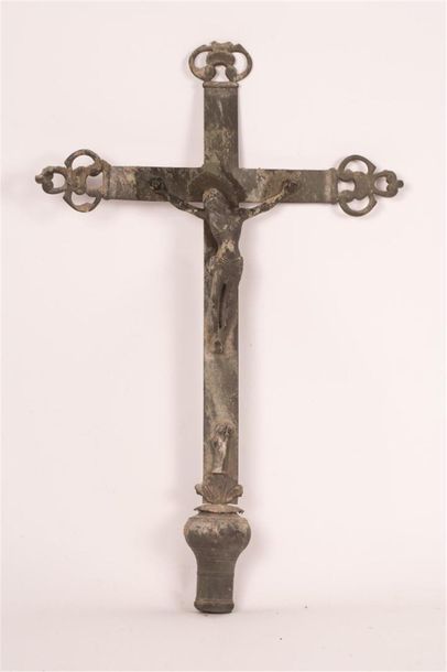 null Croix de procession fleuronnée en bronze avec un Christ en relief, au pied de...