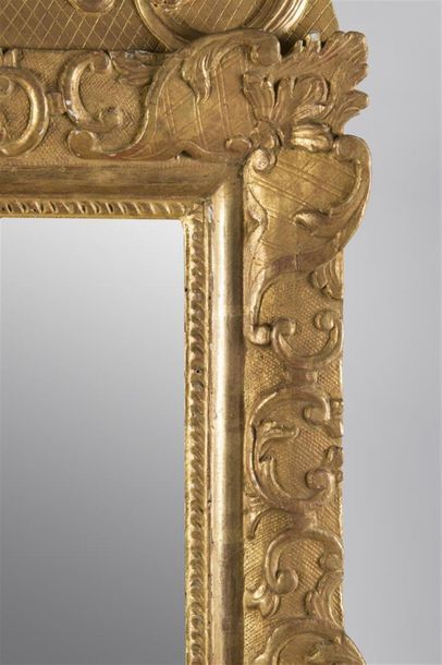 null Miroir à fronton en bois sculpté et doré 
Epoque Louis XV
121 x 72 cm