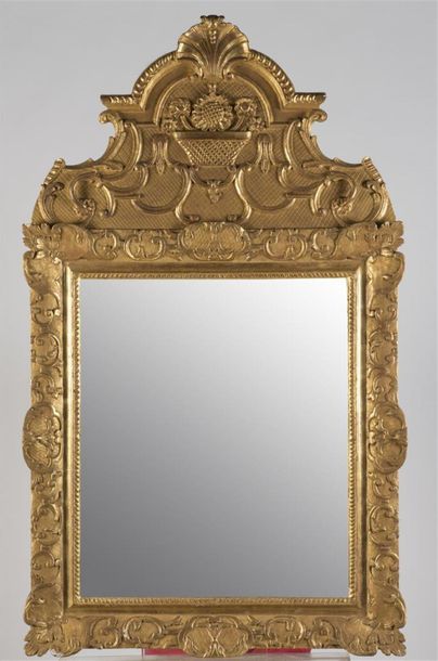 null Miroir à fronton en bois sculpté et doré 
Epoque Louis XV
121 x 72 cm