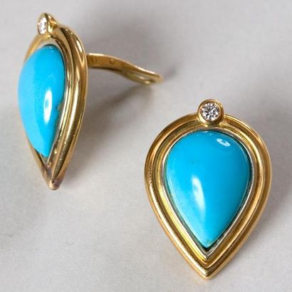 null Paire de clips d'oreilles en or jaune 18k (750), forme poire, ornée d'une turquoise...