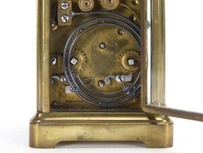 null Pendulette d'officier en laiton, coffret en cuir 
19ème siècle 
H : 14 cm