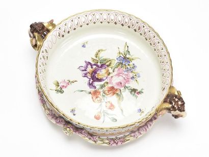 null KELLER ET GUERIN
Plat creux en porcelaine peinte et ajourée, centrée de roses...