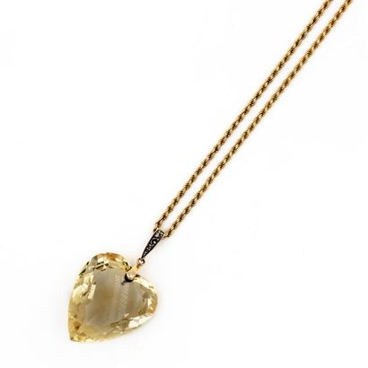 null Chaîne en or jaune (750) 18K maille torsade retenant un pendentif coeur en cristal....