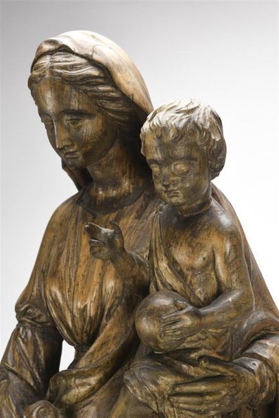 null Vierge à l'enfant en bois sculpté 
19ème siècle
H : 101 - L : 32 cm